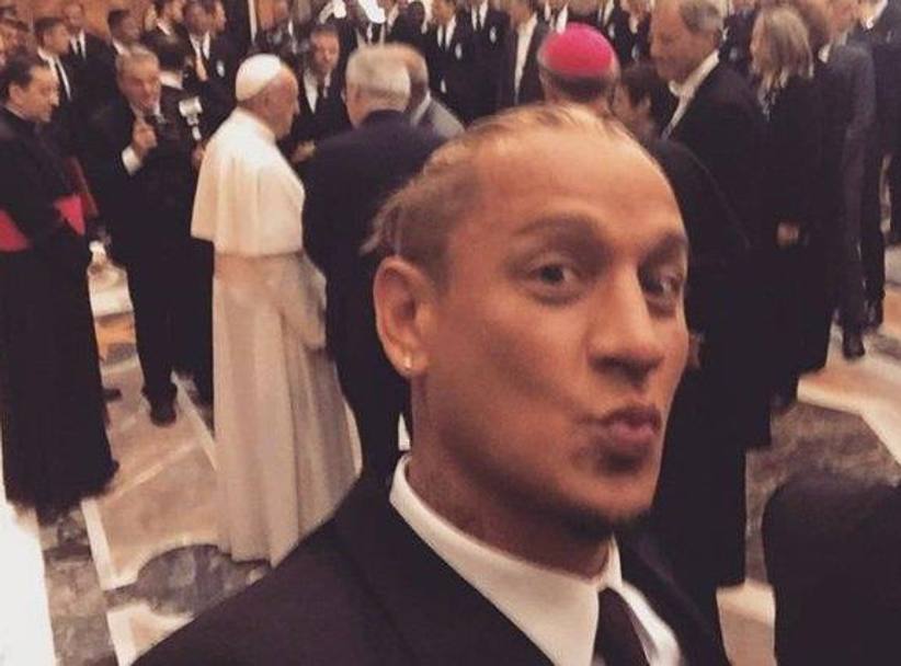 Il selfie di Mexes durante la visita al Papa